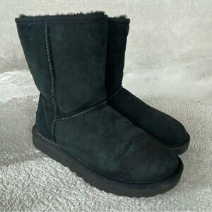 UGG Classic Short II Boots Womens Size 6 Black Suede Sheepskin Lined